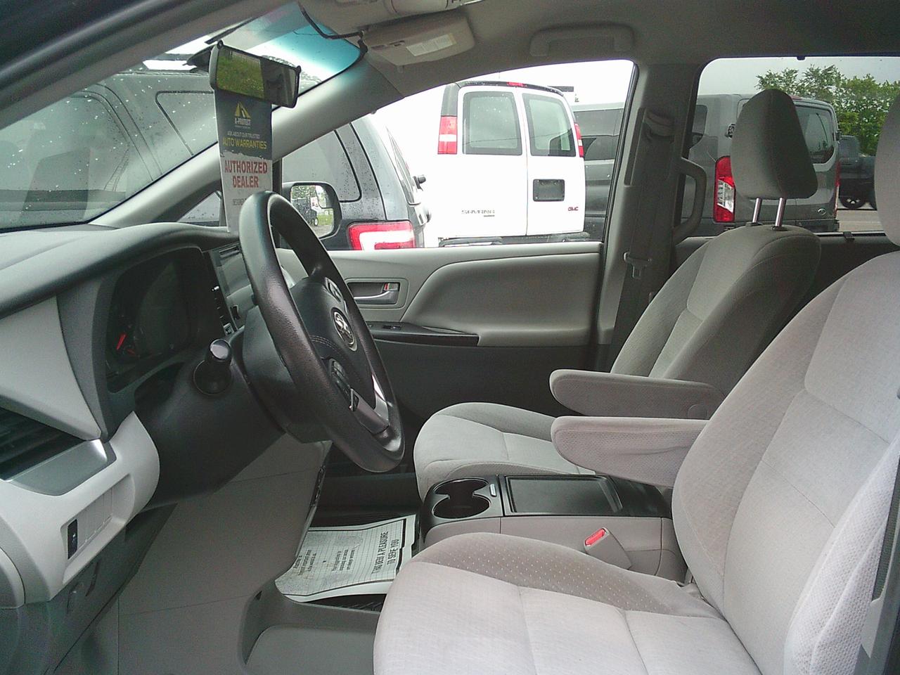 2015 Toyota Sienna 5 dr LE 8-Pass FWD Photo