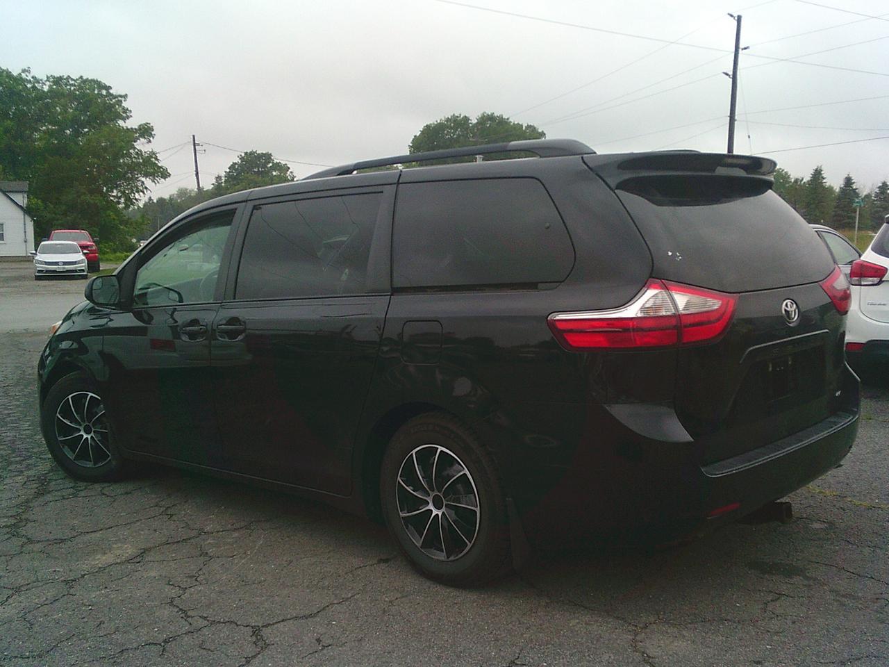 2015 Toyota Sienna 5 dr LE 8-Pass FWD Photo