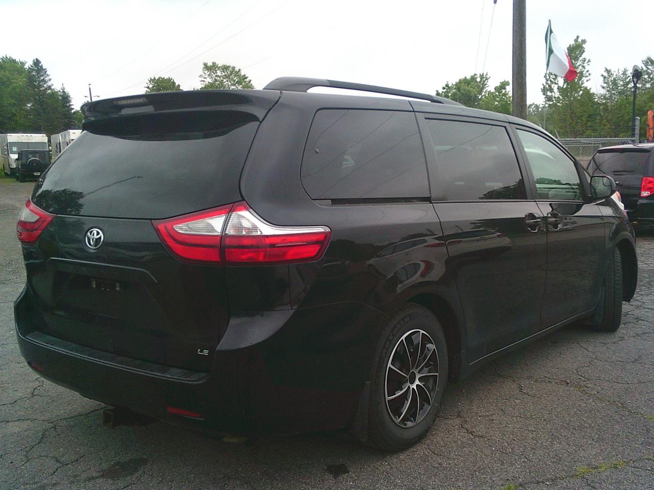 2015 Toyota Sienna 5 dr LE 8-Pass FWD Photo