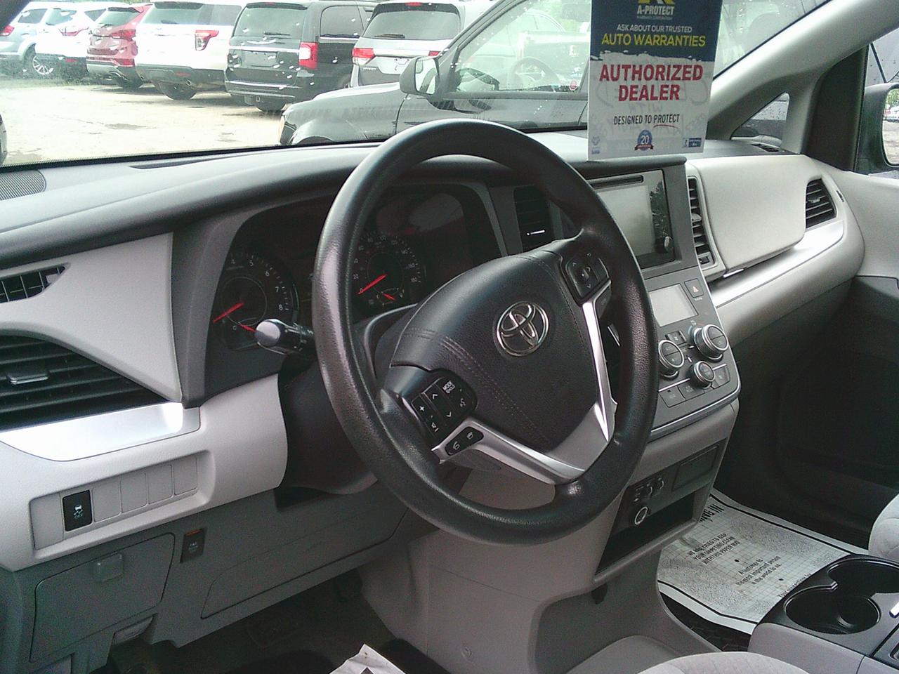 2015 Toyota Sienna 5 dr LE 8-Pass FWD Photo