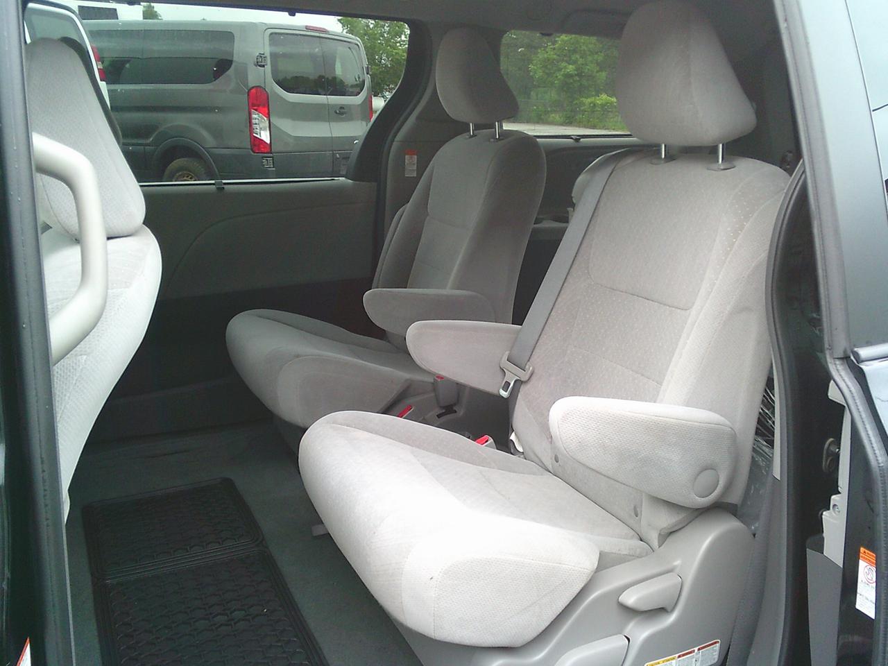 2015 Toyota Sienna 5 dr LE 8-Pass FWD Photo