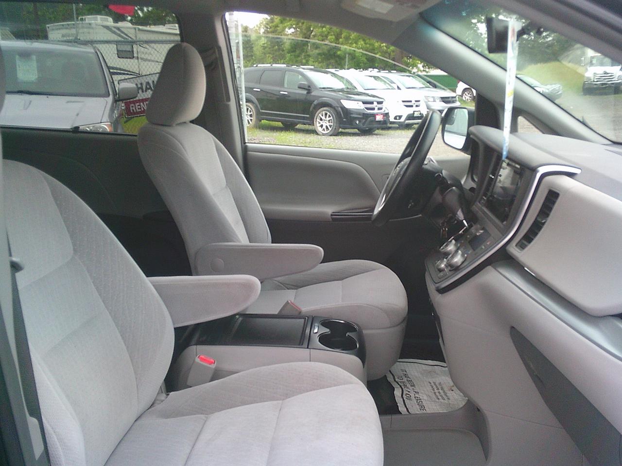 2015 Toyota Sienna 5 dr LE 8-Pass FWD Photo