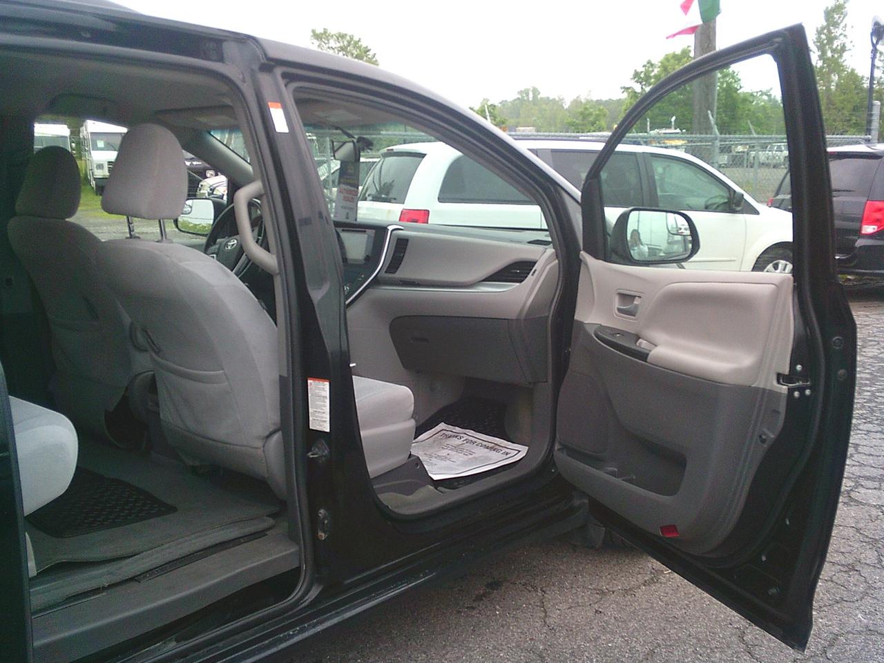 2015 Toyota Sienna 5 dr LE 8-Pass FWD Photo