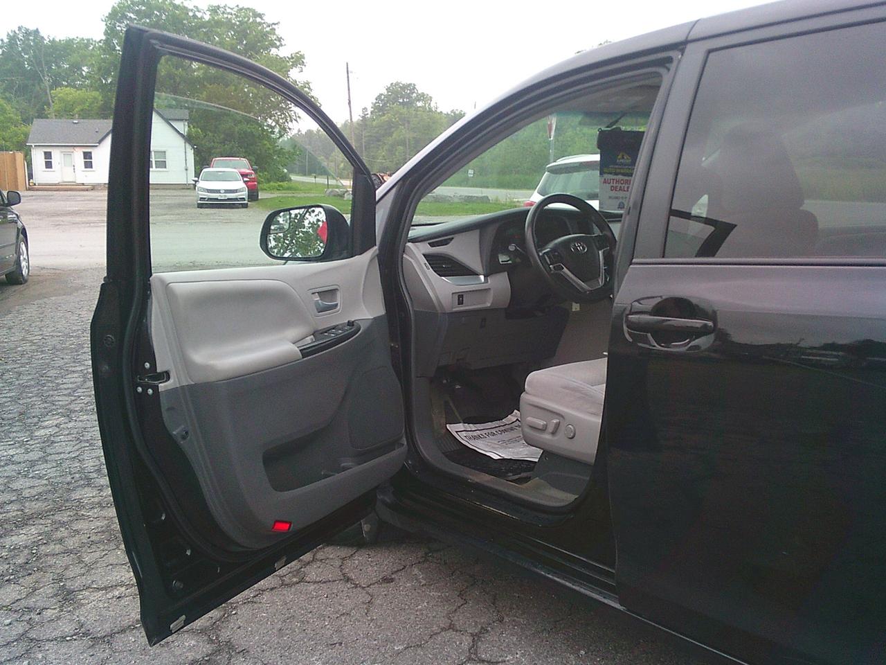 2015 Toyota Sienna 5 dr LE 8-Pass FWD Photo