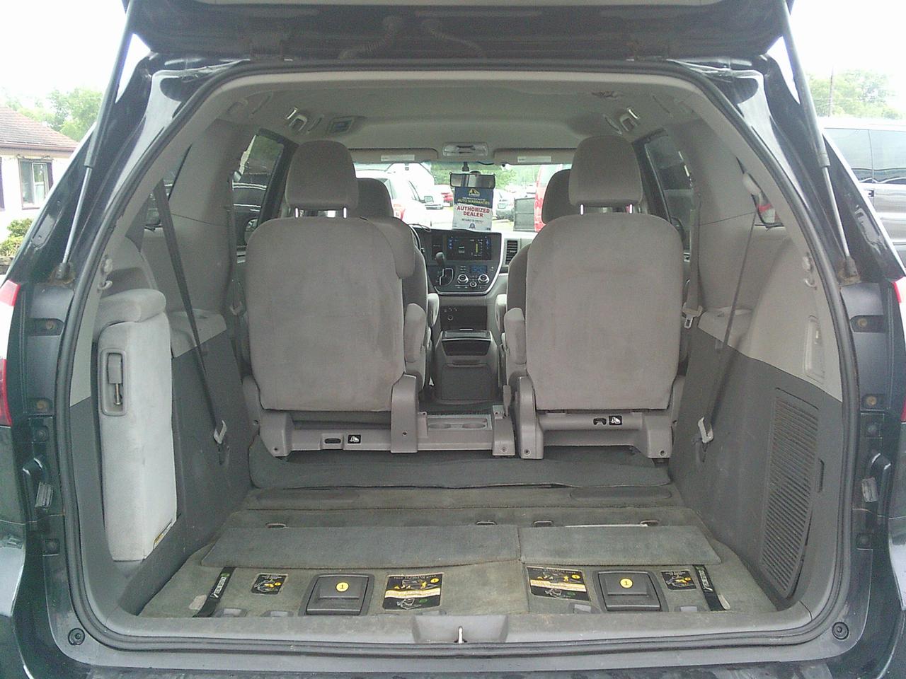 2015 Toyota Sienna 5 dr LE 8-Pass FWD Photo