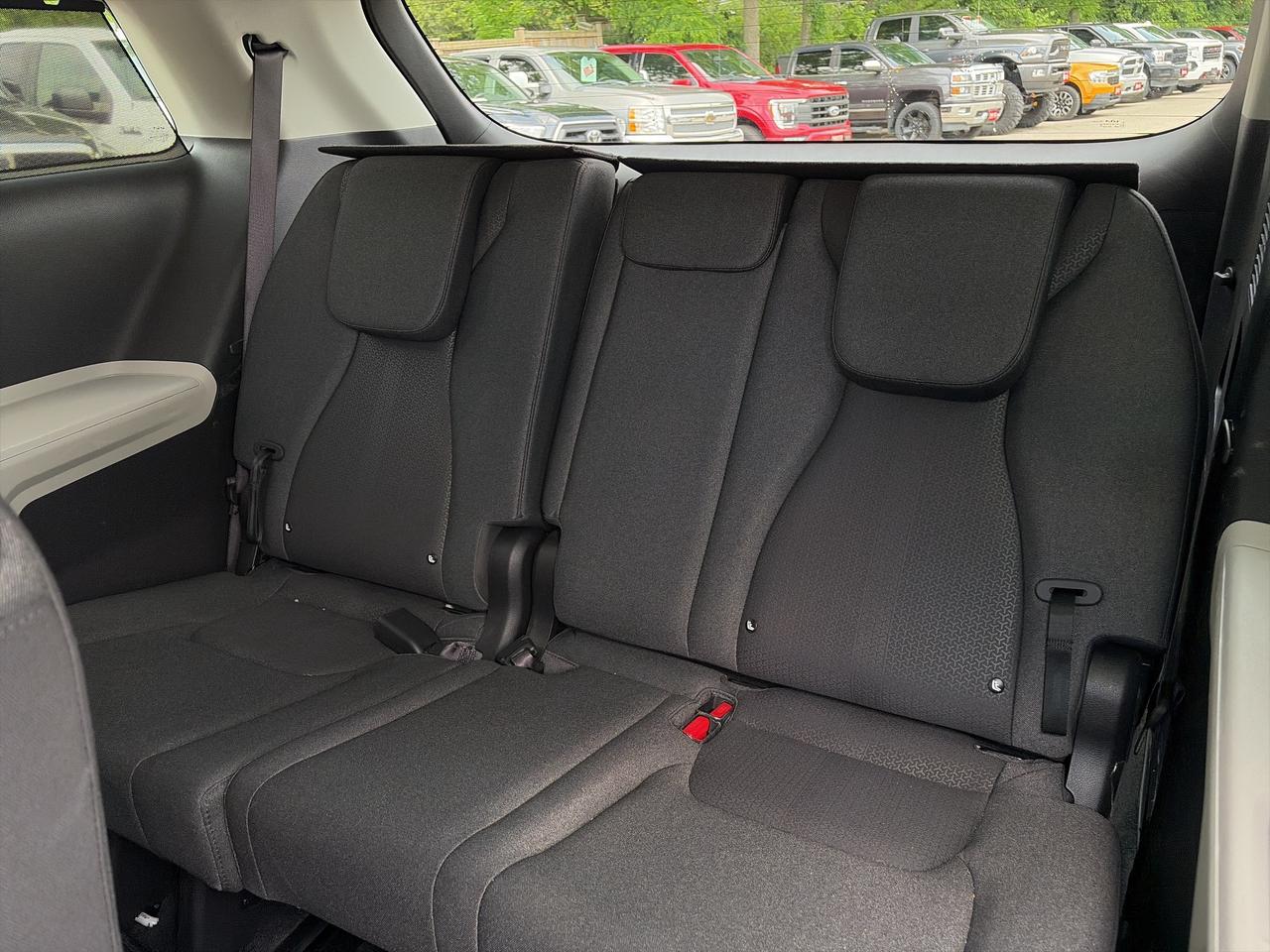 2024 Kia Carnival LX FWD, CLEAN CARFAX, 8 PASSENGER, REMOTE START! Photo