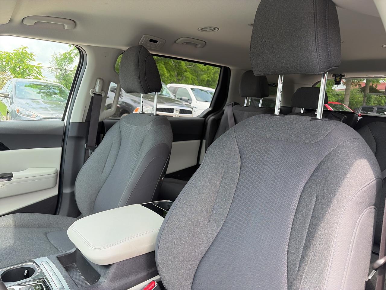 2024 Kia Carnival LX FWD, CLEAN CARFAX, 8 PASSENGER, REMOTE START! Photo