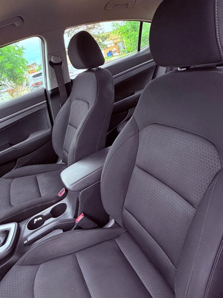 2017 Hyundai Elantra 4dr Sedan Automatic LE Photo