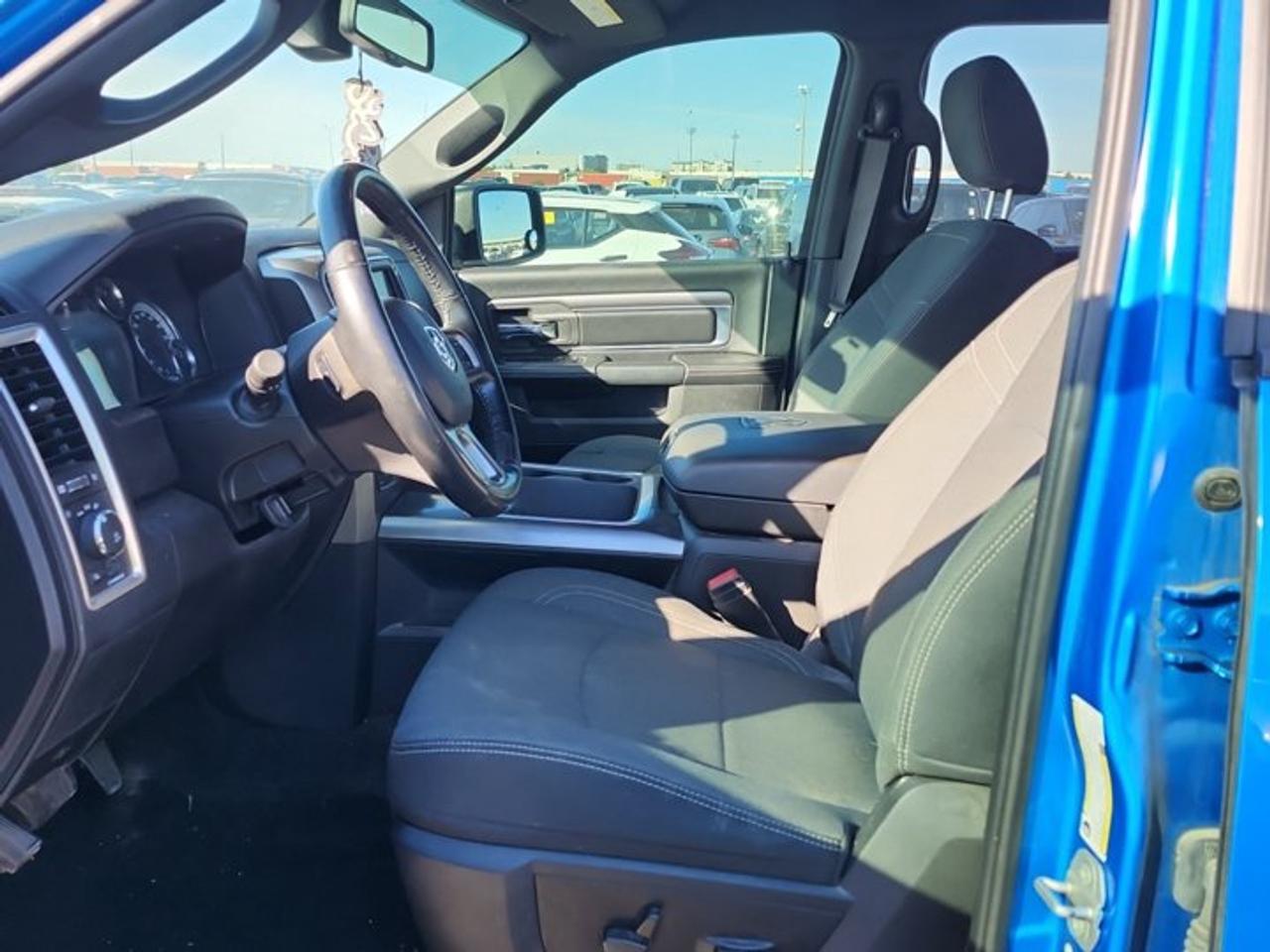 2021 RAM 1500 Classic Warlock Crew 4X4 | 5.7L Hemi | Heated Bucket Seats | Heated Wheel | Nav | Remote Start | and More ! Photo2