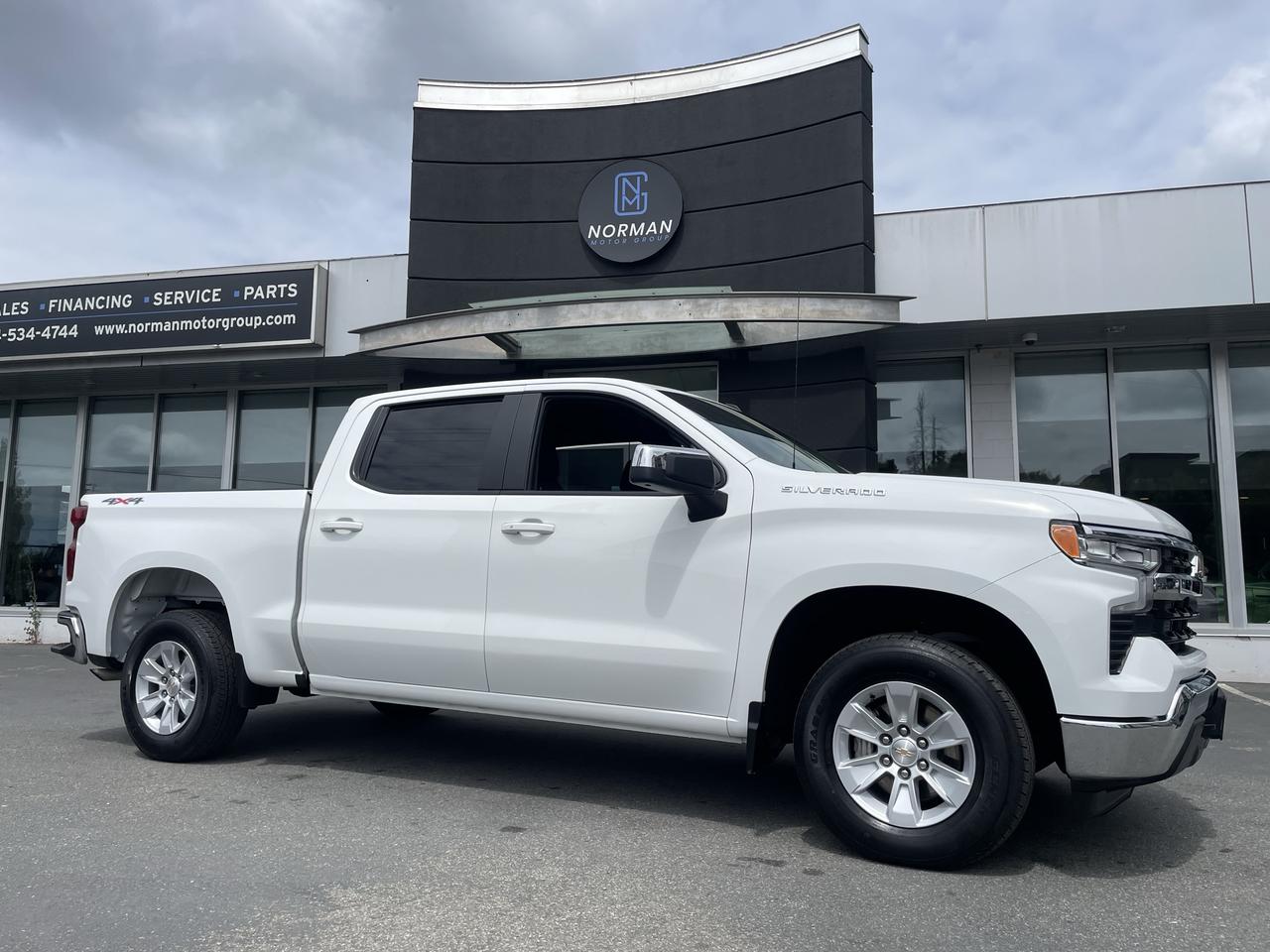 Used 2025 Chevrolet Silverado 1500 LT 4WD Crew 5.3L V8 PWR HEATED SEATS NAVI CAMERA for sale in Langley, BC