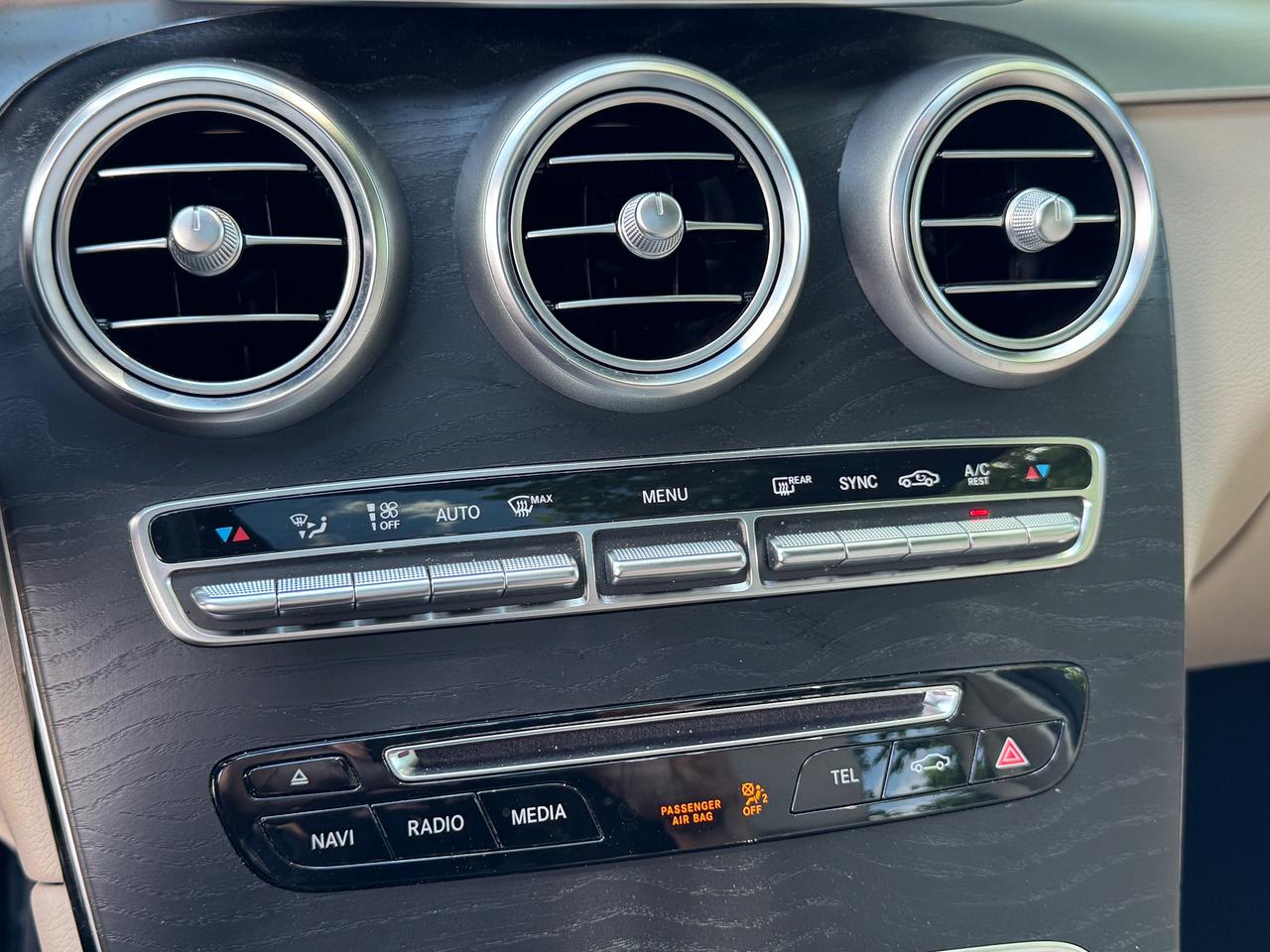 2018 Mercedes-Benz GLC-Class GLC 300 4MATIC+CLEAN CARFAX+Pano Roof+Camera Photo