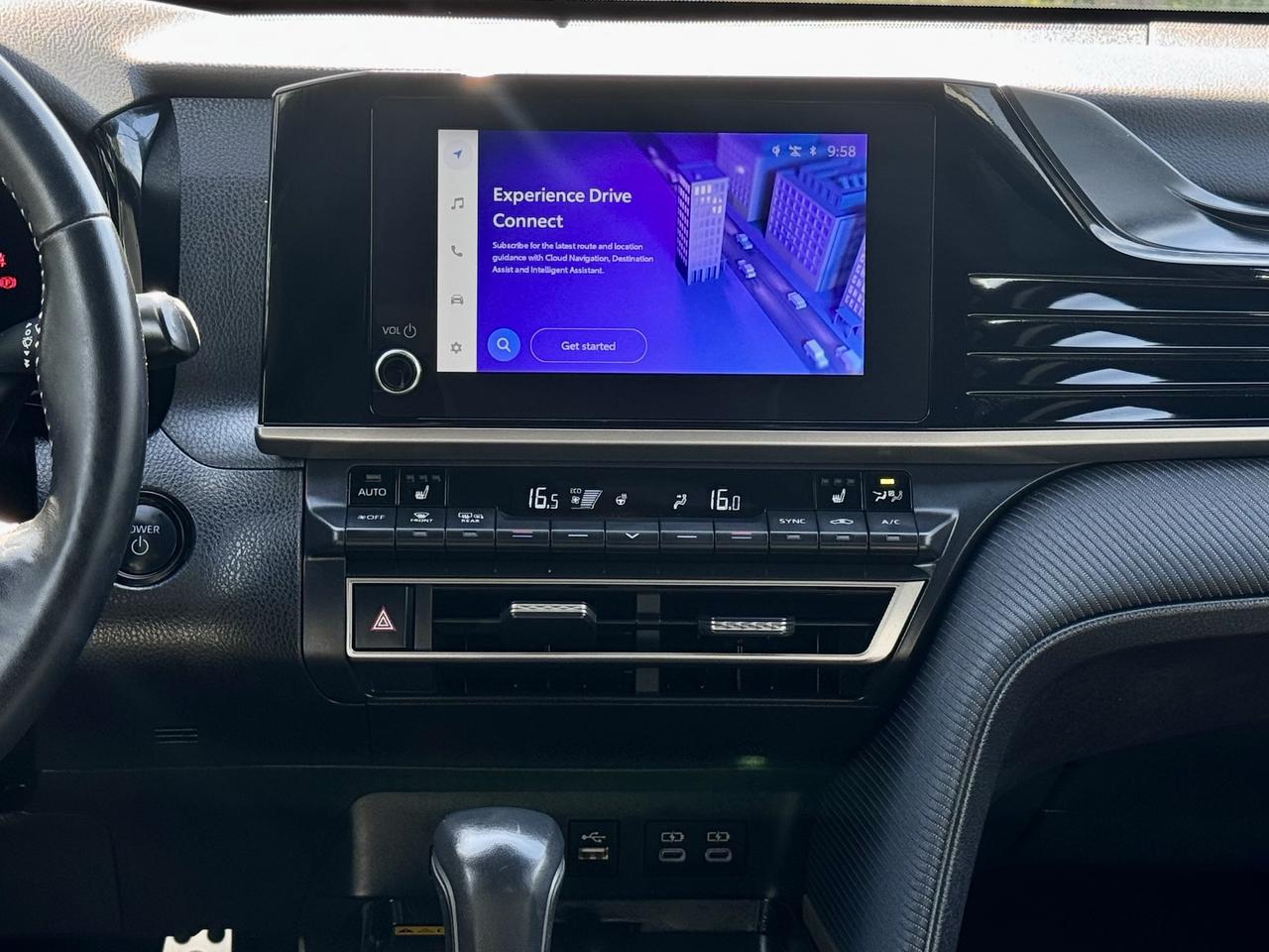2025 Toyota Camry SE Hybrid FINANCING AVAILABLE Photo13
