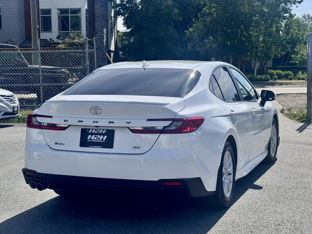 2025 Toyota Camry SE Hybrid FINANCING AVAILABLE Photo5