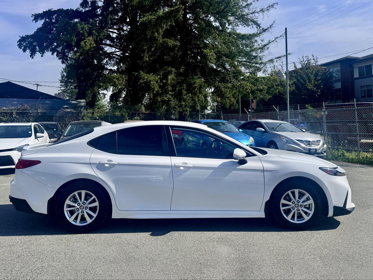 2025 Toyota Camry SE Hybrid FINANCING AVAILABLE Photo4