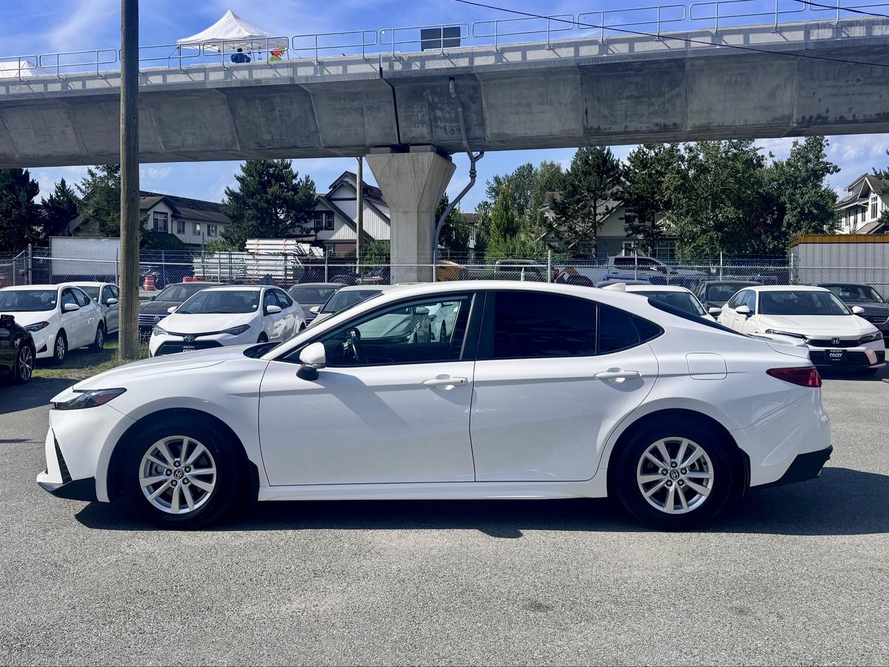 2025 Toyota Camry SE Hybrid FINANCING AVAILABLE Photo8