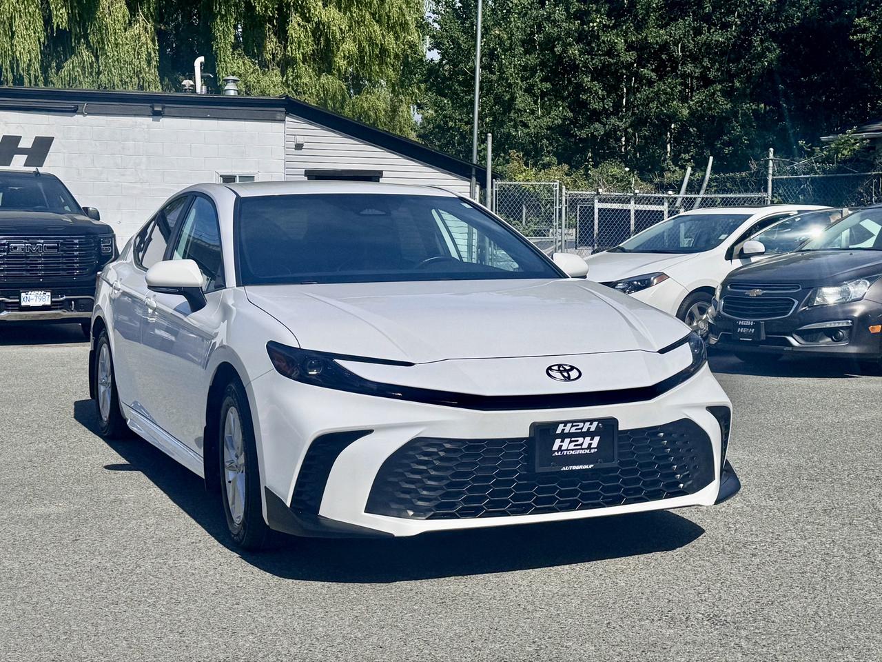 2025 Toyota Camry SE Hybrid FINANCING AVAILABLE Photo3