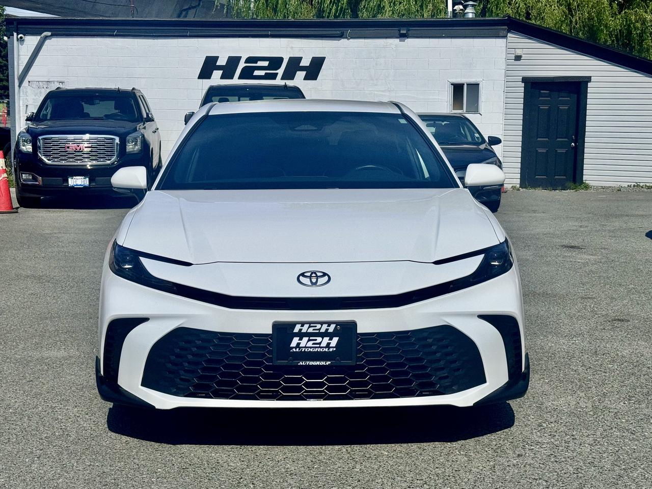 2025 Toyota Camry SE Hybrid FINANCING AVAILABLE Photo2