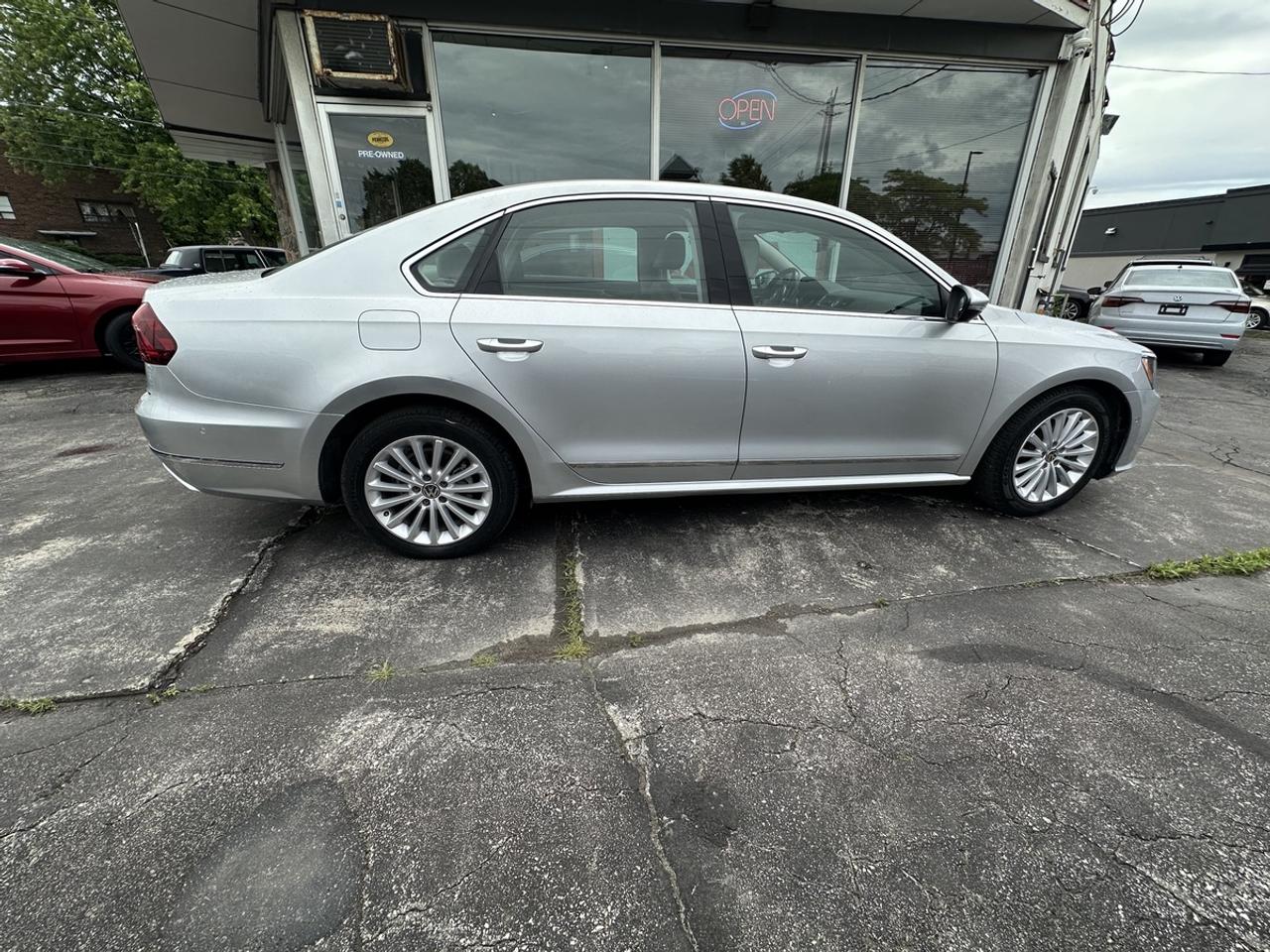 2017 Volkswagen Passat SE Photo