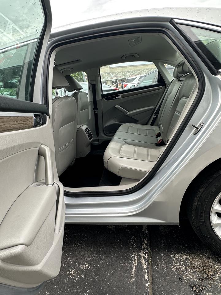 2017 Volkswagen Passat SE Photo