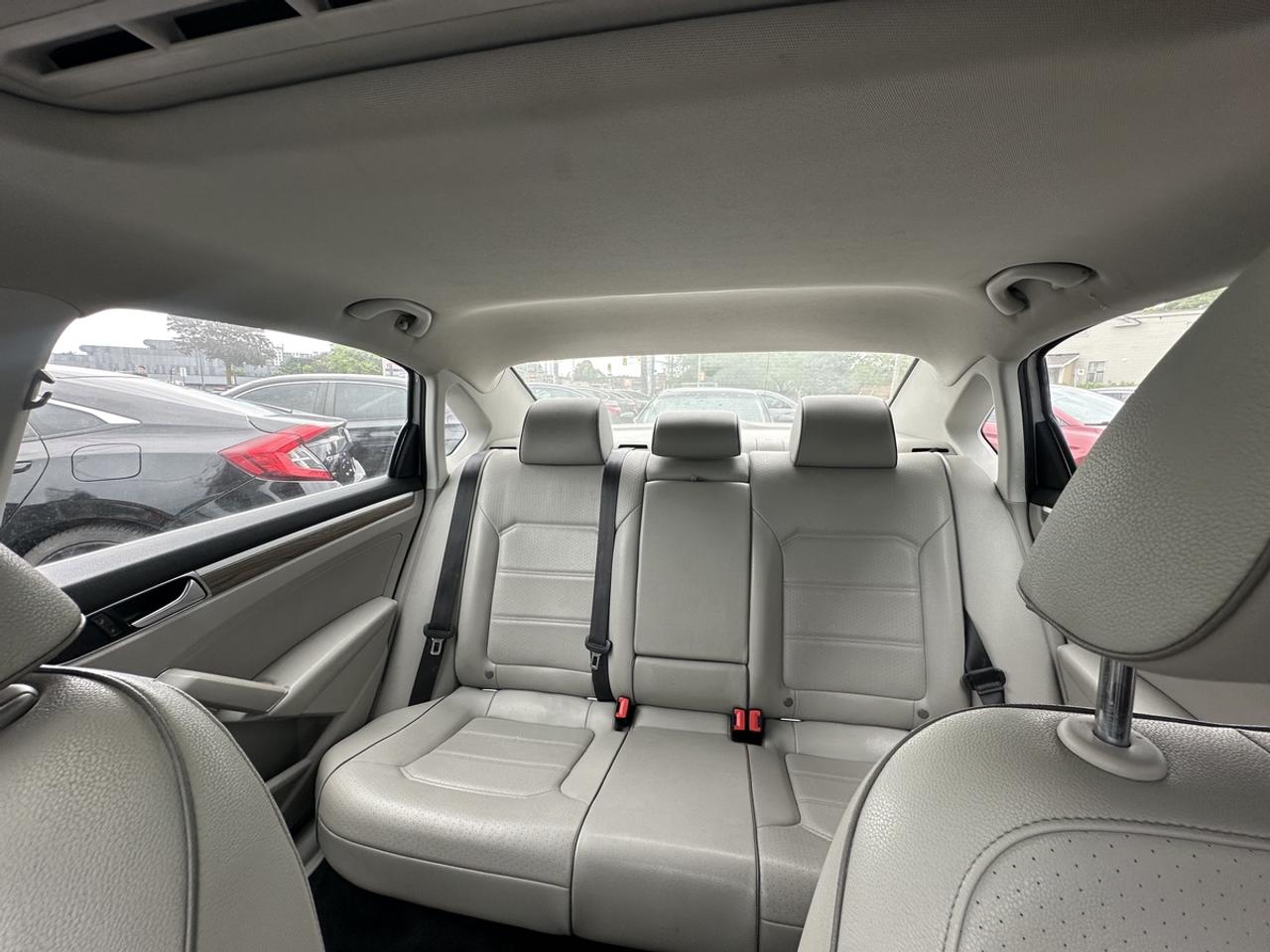 2017 Volkswagen Passat SE Photo