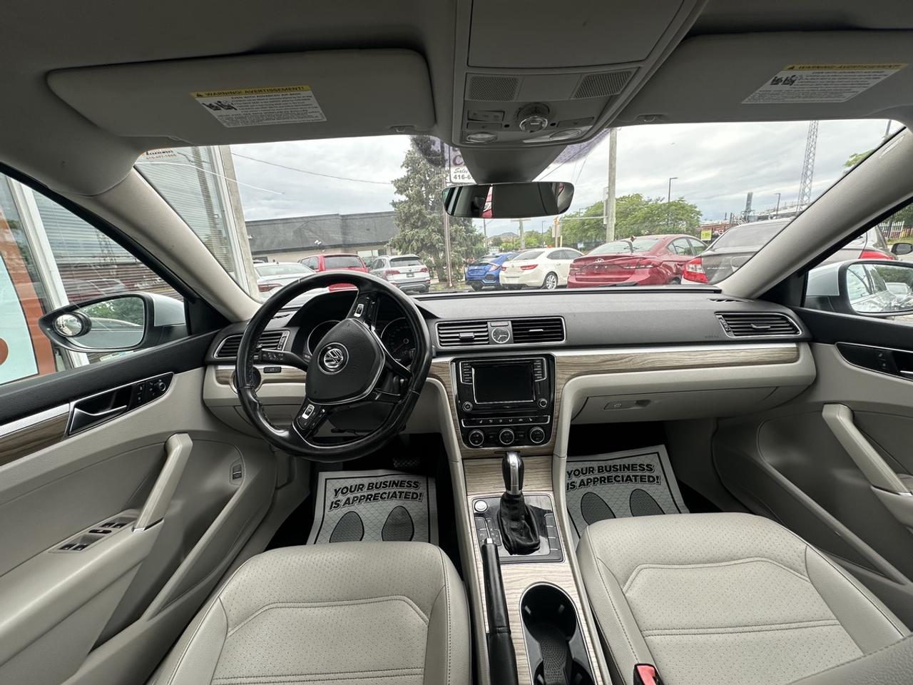 2017 Volkswagen Passat SE Photo