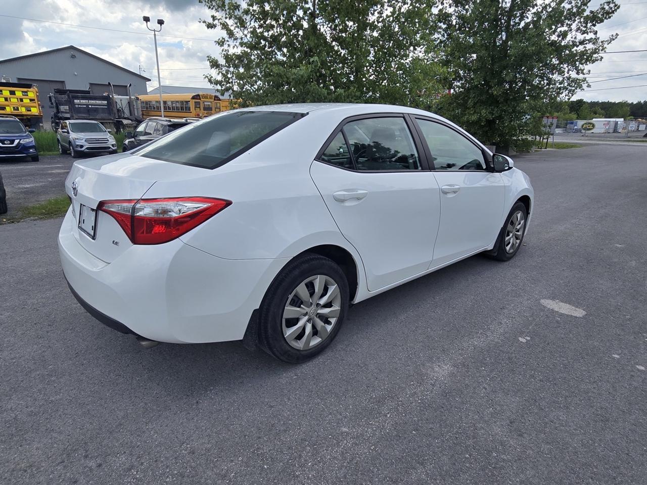 2015 Toyota Corolla LE Photo4