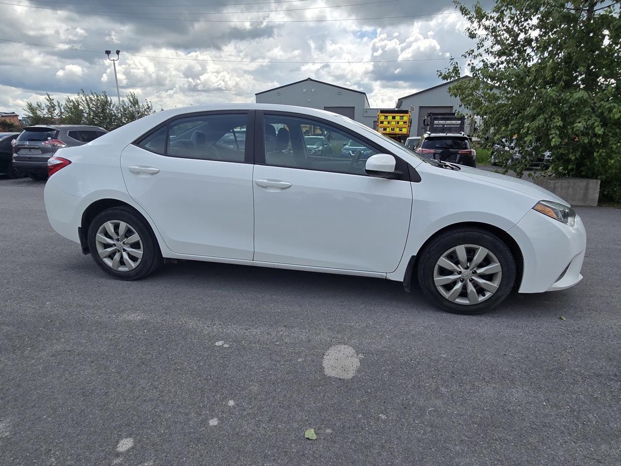 2015 Toyota Corolla LE Photo3