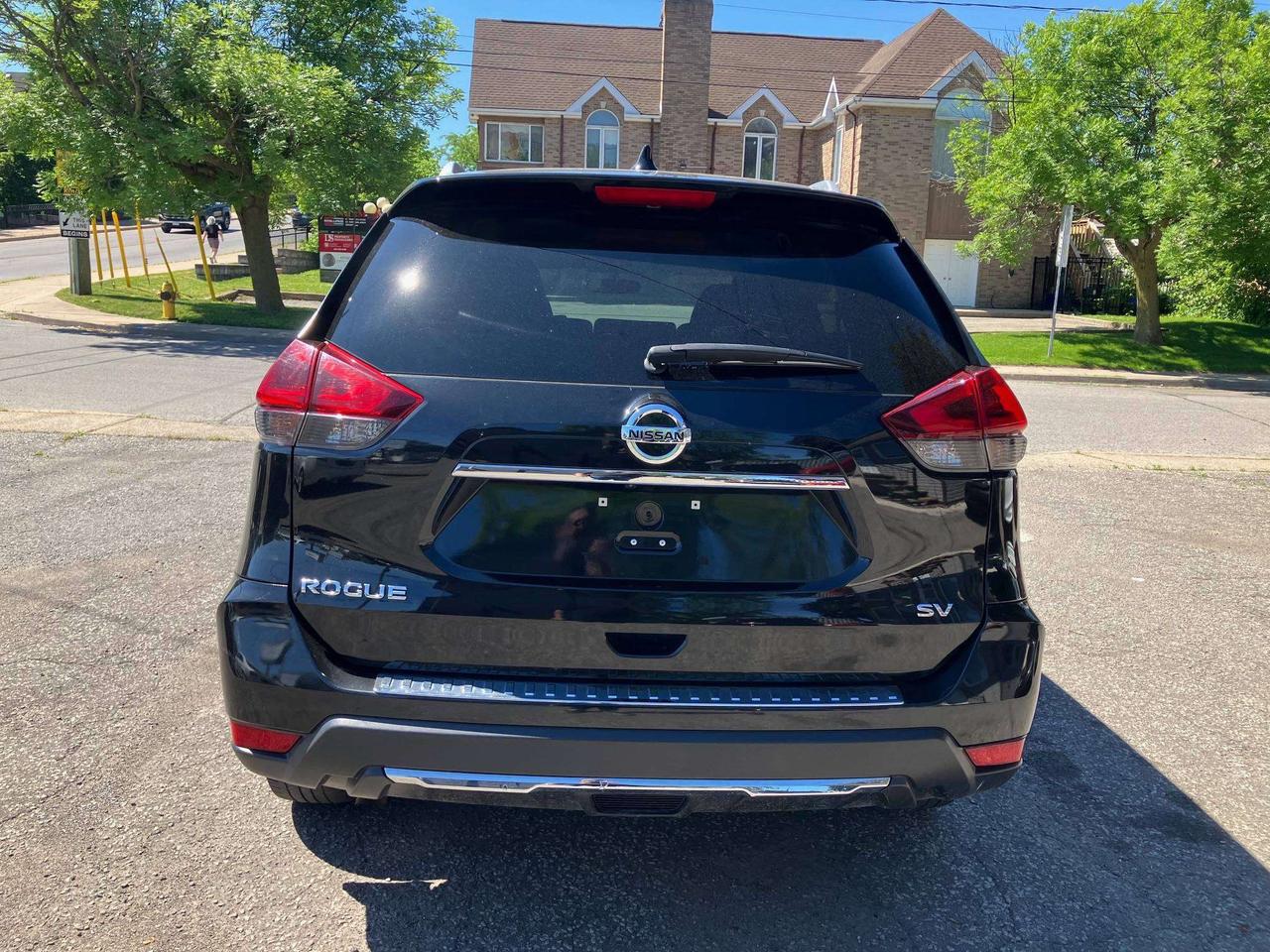 2018 Nissan Rogue SV Photo