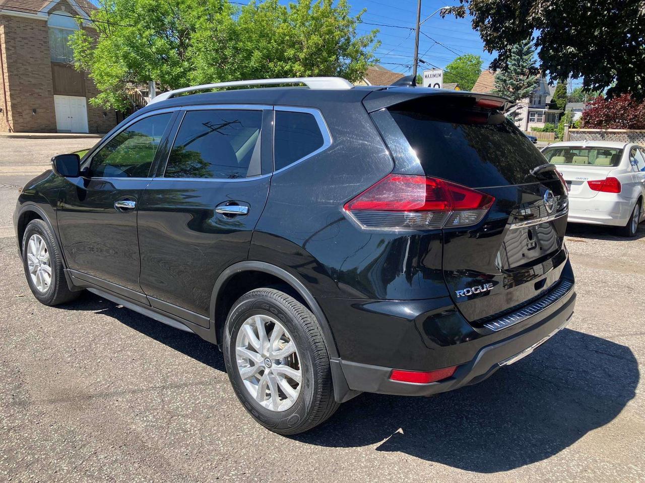 2018 Nissan Rogue SV Photo