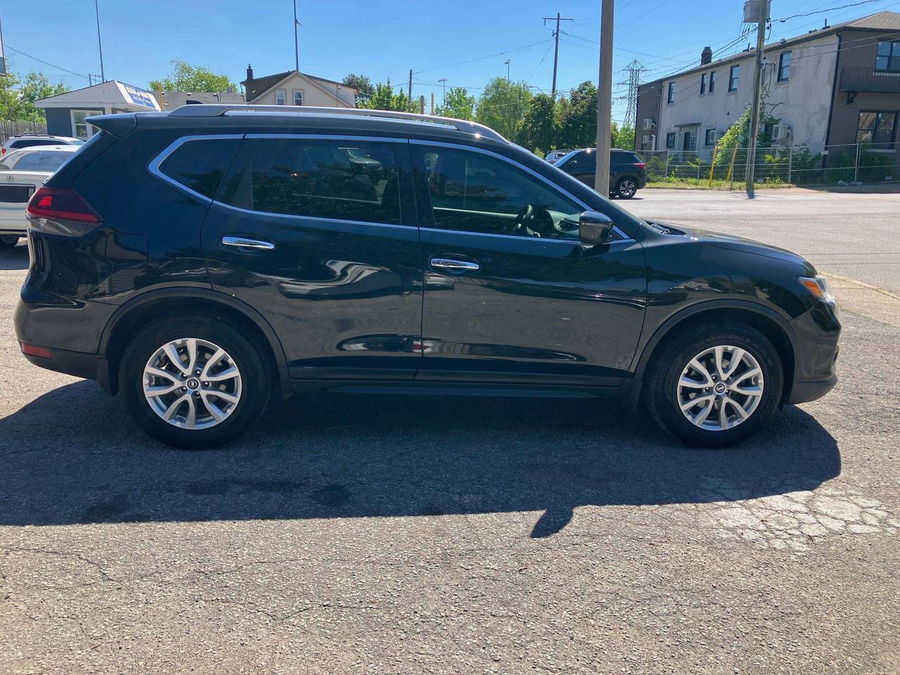 2018 Nissan Rogue SV Photo4