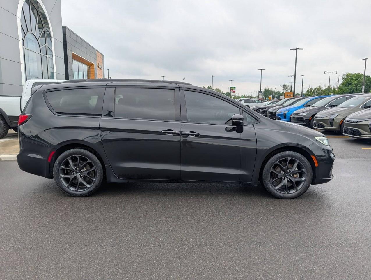 2021 Chrysler Pacifica Touring-L Plus Photo2