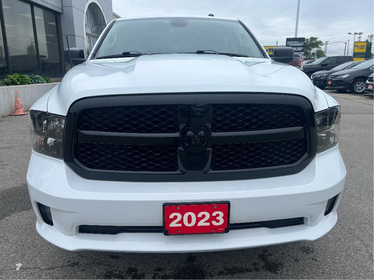 2023 RAM 1500 Classic Express Crew 4x4 V6 *CAP *LINER *HEATED SEATS Photo