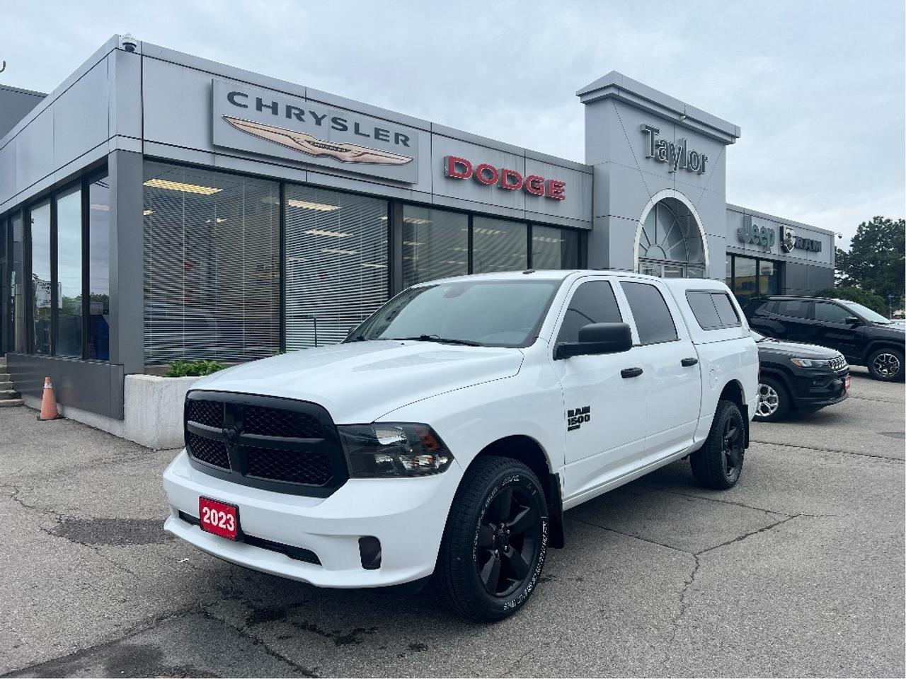 2023 RAM 1500 Classic Express Crew 4x4 V6 *CAP *LINER *HEATED SEATS Photo