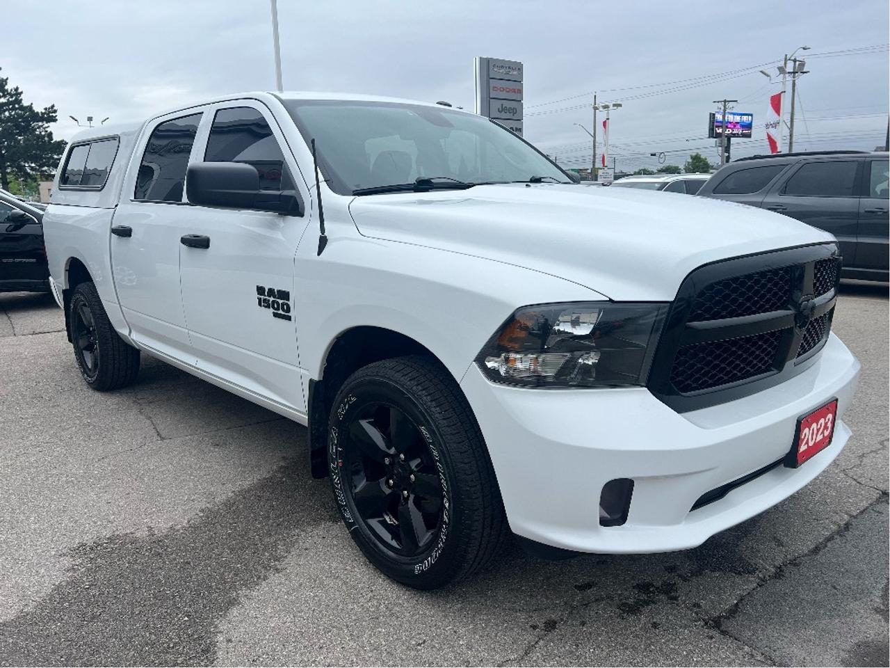 2023 RAM 1500 Classic Express Crew 4x4 V6 *CAP *LINER *HEATED SEATS Photo
