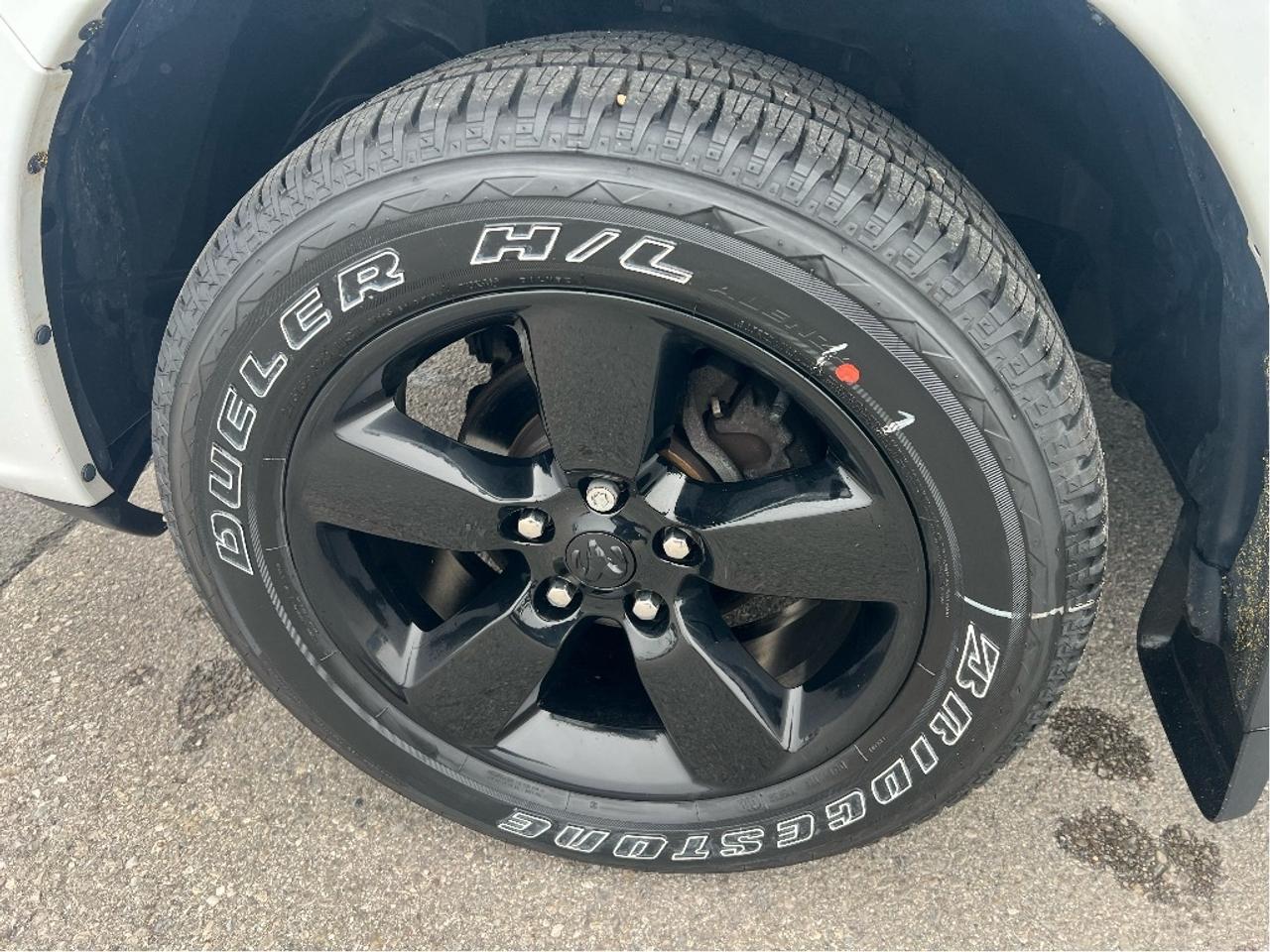 2023 RAM 1500 Classic Express Crew 4x4 V6 *CAP *LINER *HEATED SEATS Photo