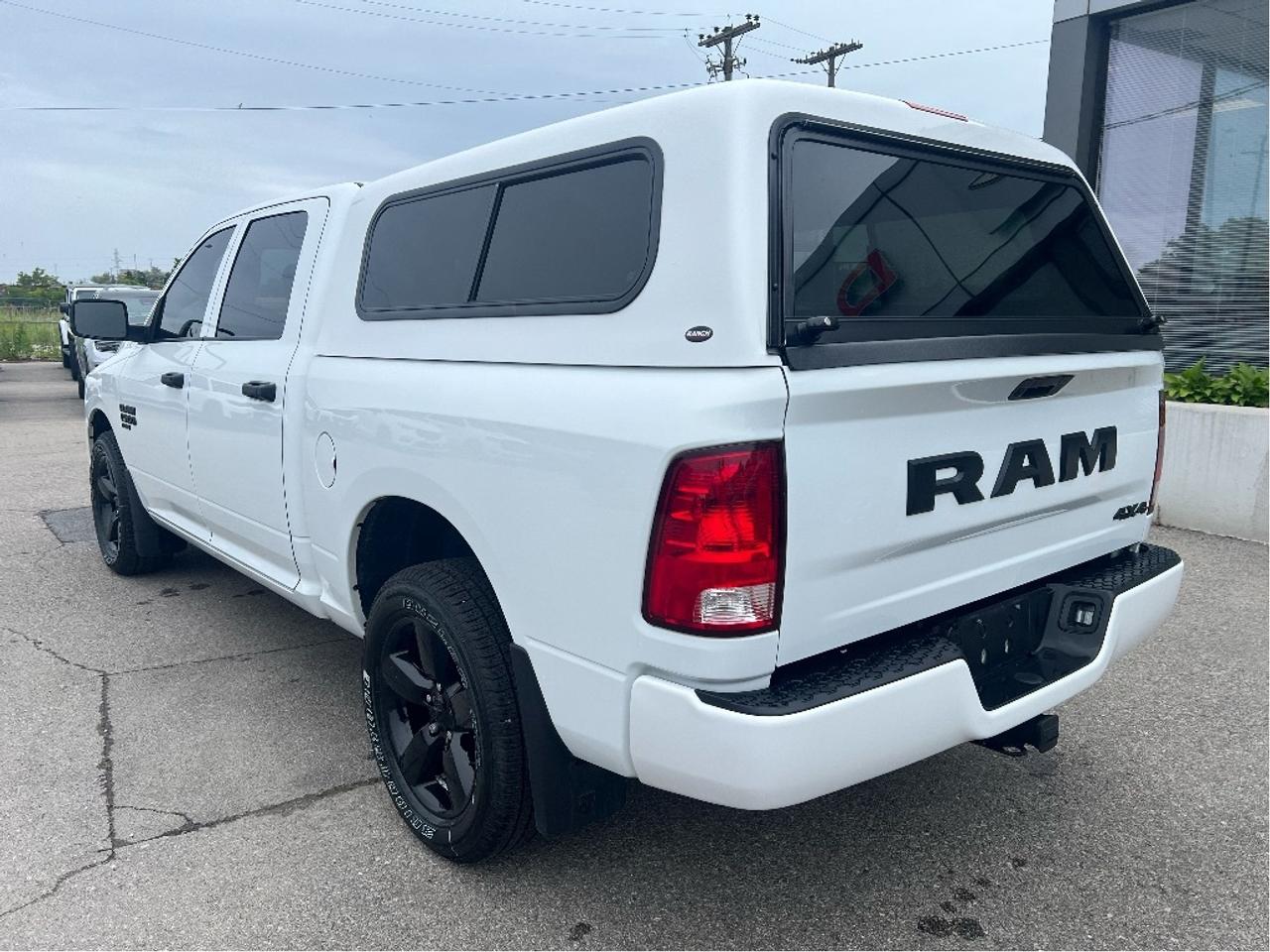 2023 RAM 1500 Classic Express Crew 4x4 V6 *CAP *LINER *HEATED SEATS Photo