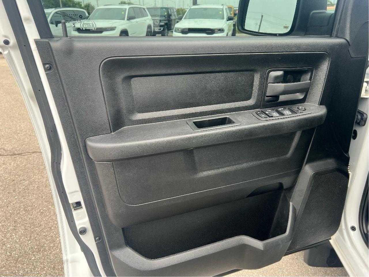 2023 RAM 1500 Classic Express Crew 4x4 V6 *CAP *LINER *HEATED SEATS Photo