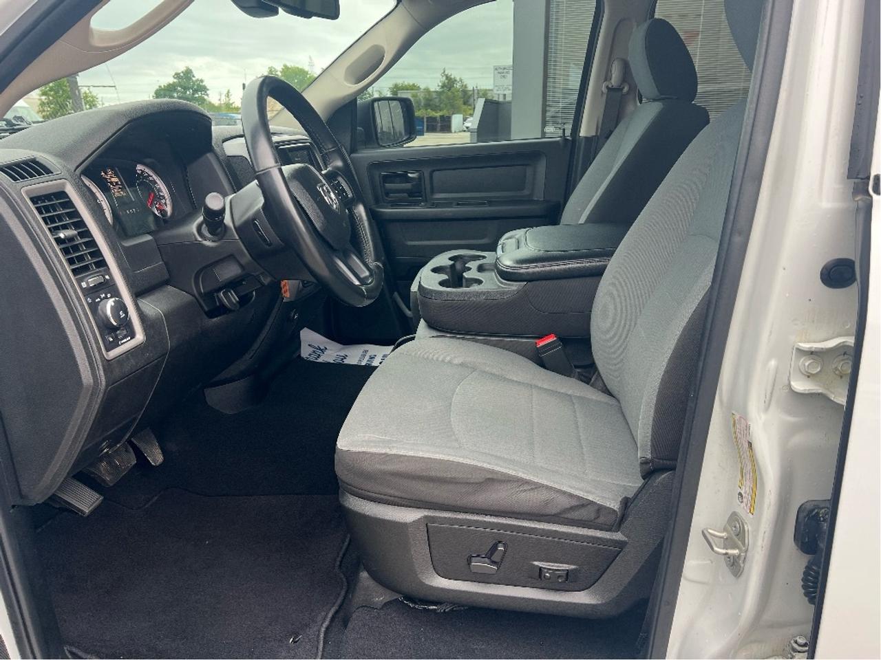 2023 RAM 1500 Classic Express Crew 4x4 V6 *CAP *LINER *HEATED SEATS Photo