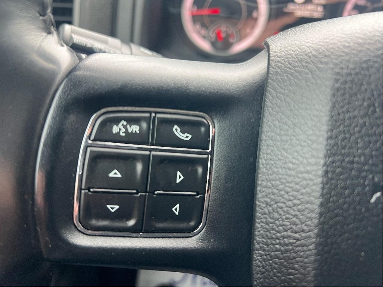 2023 RAM 1500 Classic Express Crew 4x4 V6 *CAP *LINER *HEATED SEATS Photo