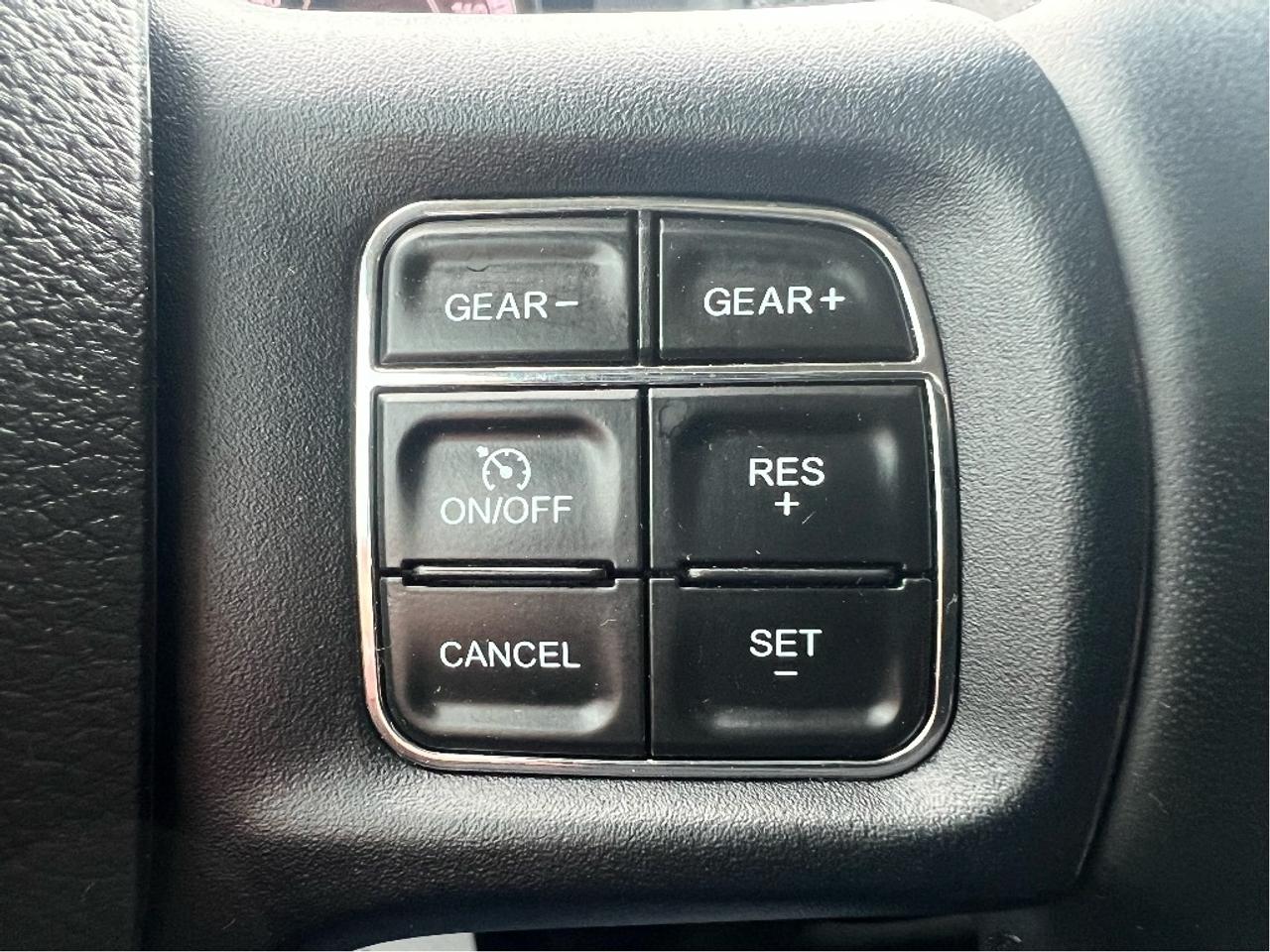 2023 RAM 1500 Classic Express Crew 4x4 V6 *CAP *LINER *HEATED SEATS Photo