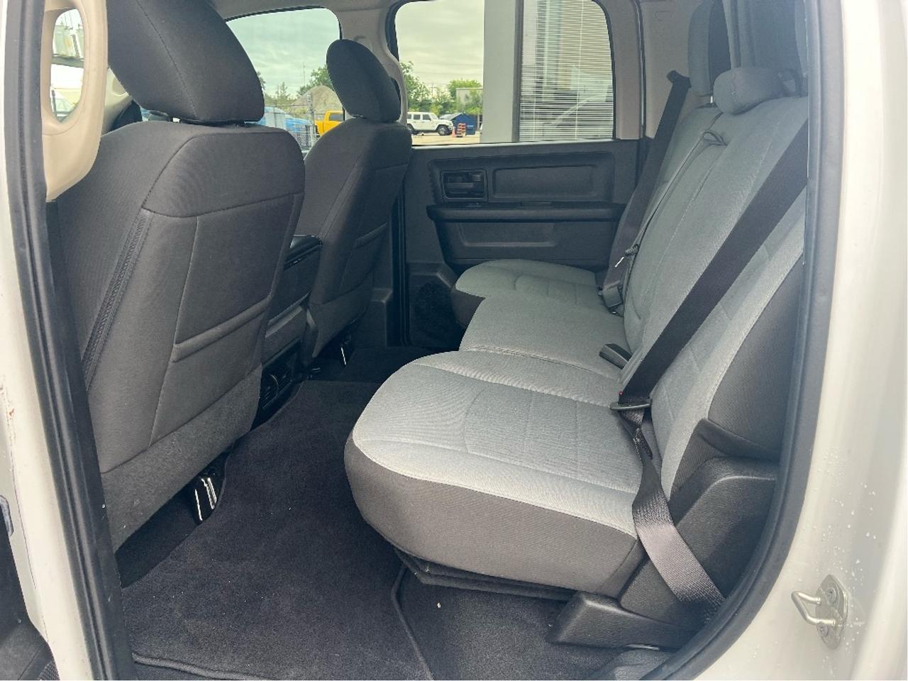 2023 RAM 1500 Classic Express Crew 4x4 V6 *CAP *LINER *HEATED SEATS Photo