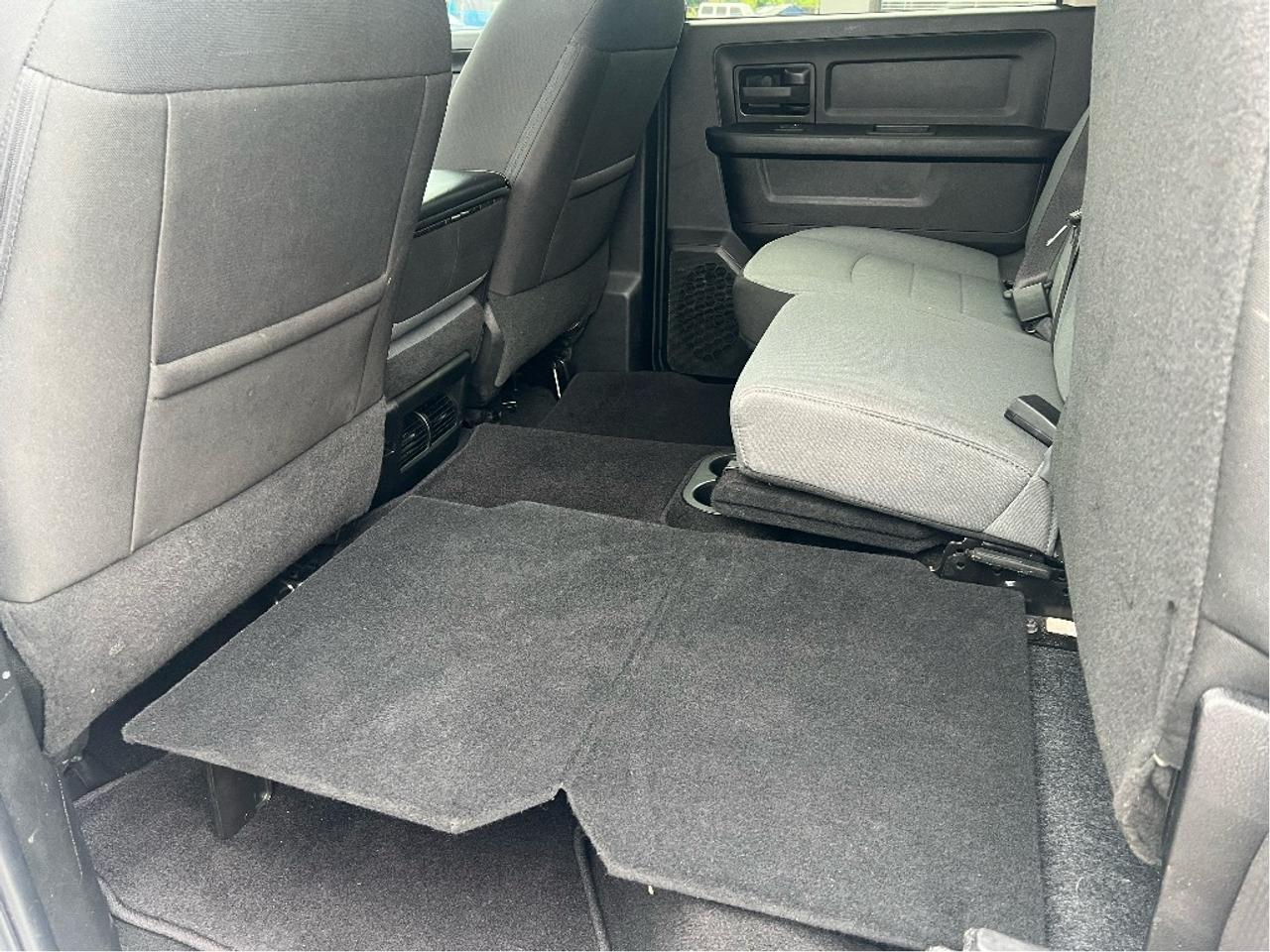 2023 RAM 1500 Classic Express Crew 4x4 V6 *CAP *LINER *HEATED SEATS Photo