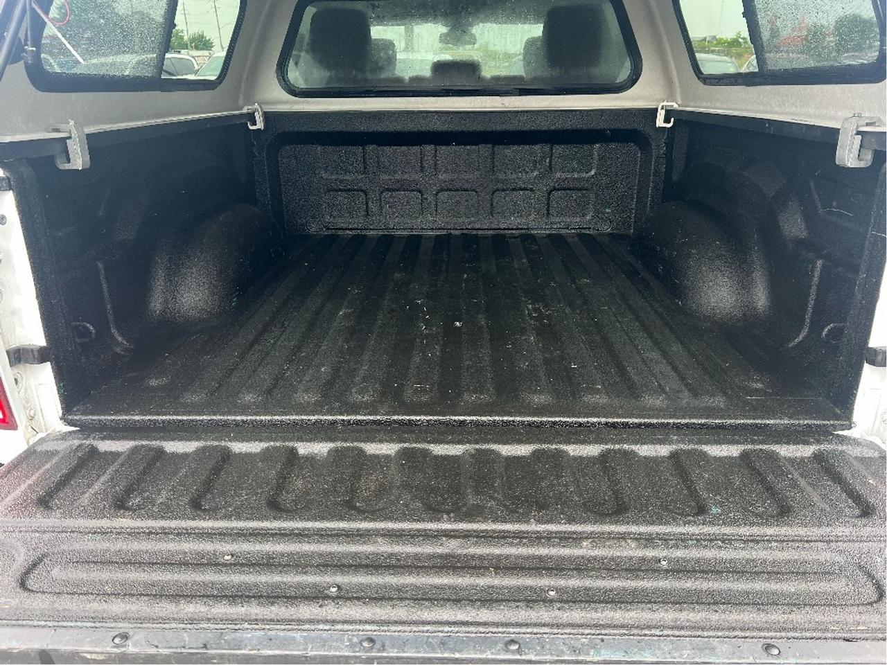 2023 RAM 1500 Classic Express Crew 4x4 V6 *CAP *LINER *HEATED SEATS Photo