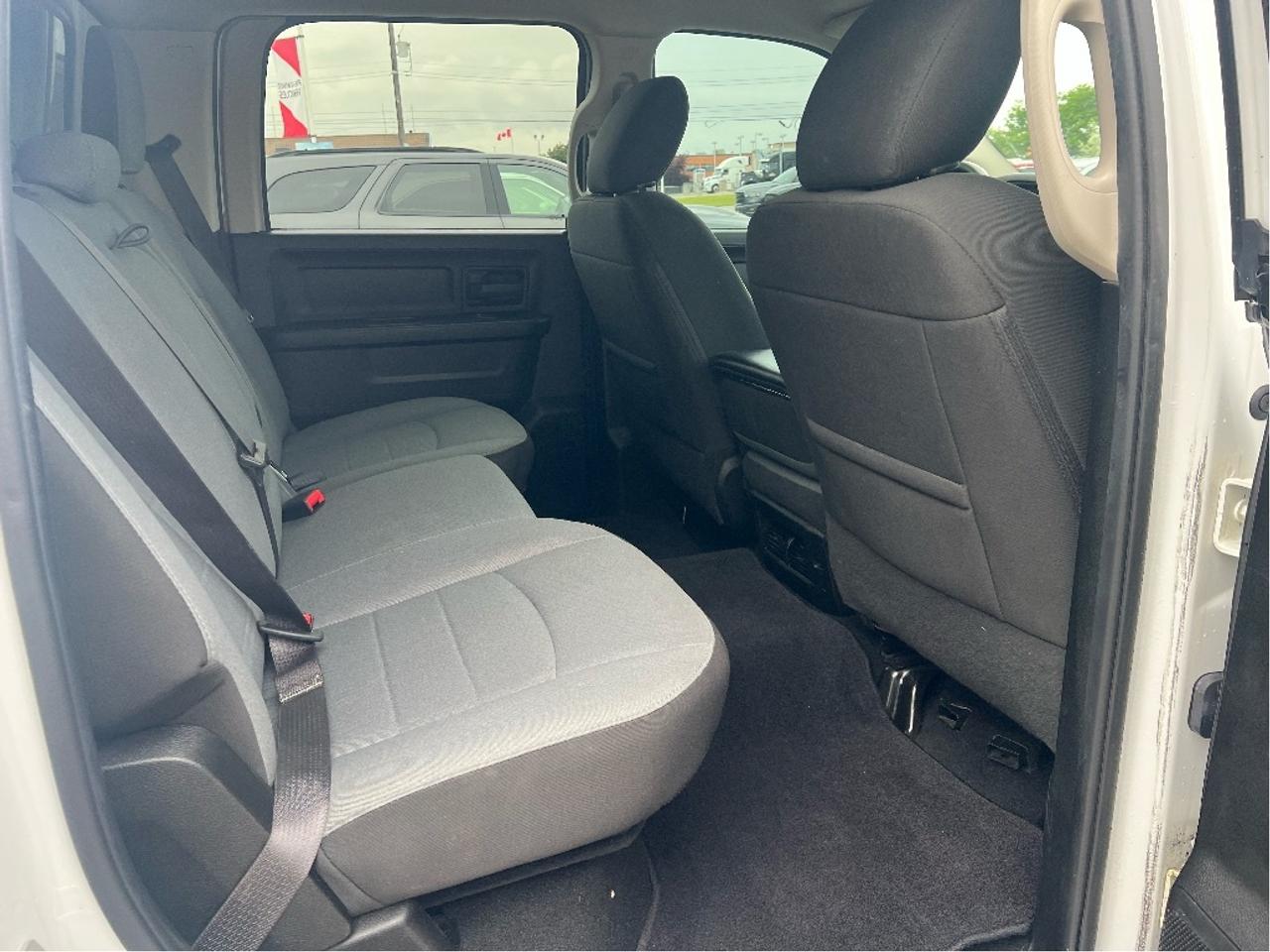 2023 RAM 1500 Classic Express Crew 4x4 V6 *CAP *LINER *HEATED SEATS Photo