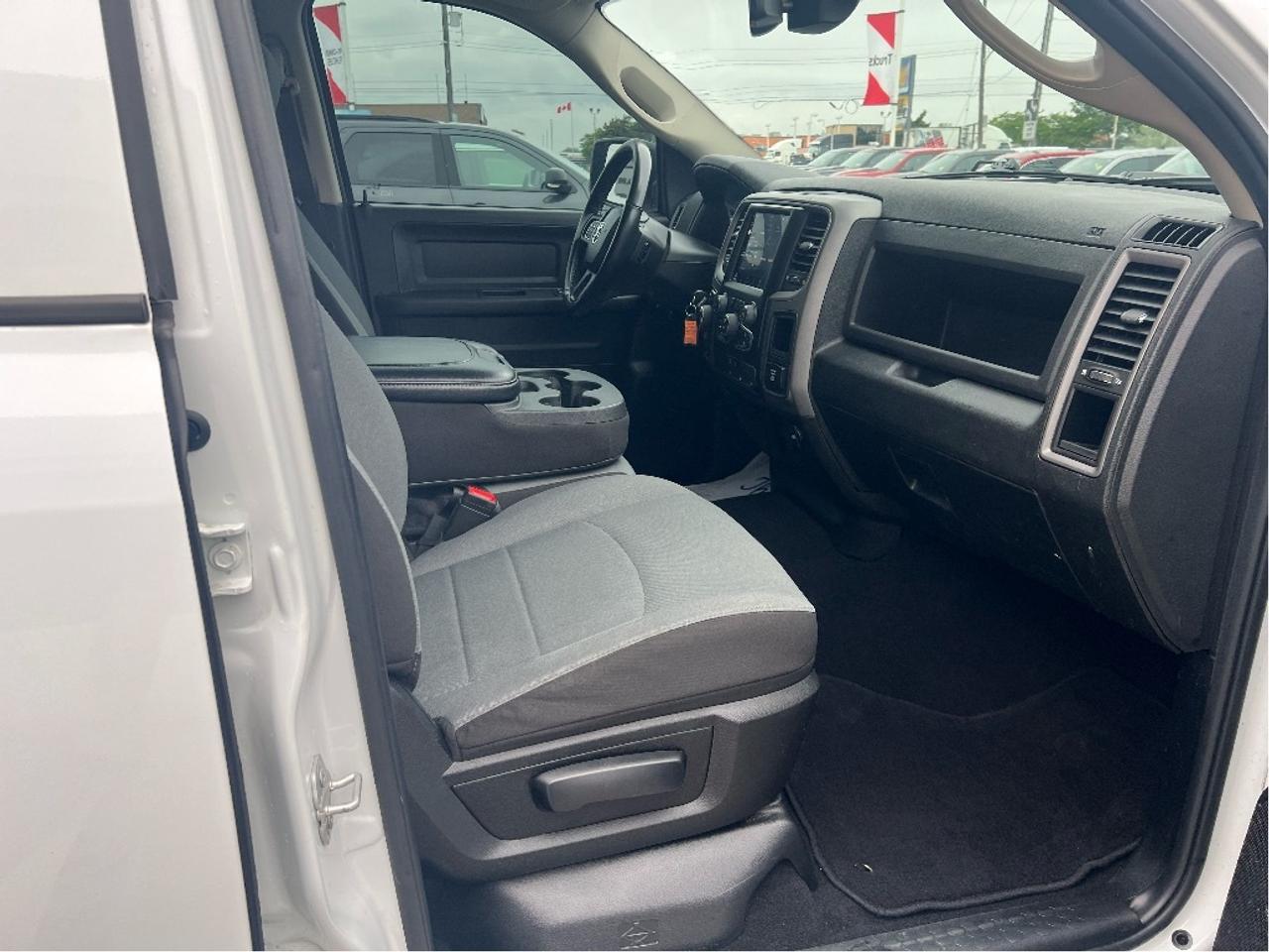 2023 RAM 1500 Classic Express Crew 4x4 V6 *CAP *LINER *HEATED SEATS Photo