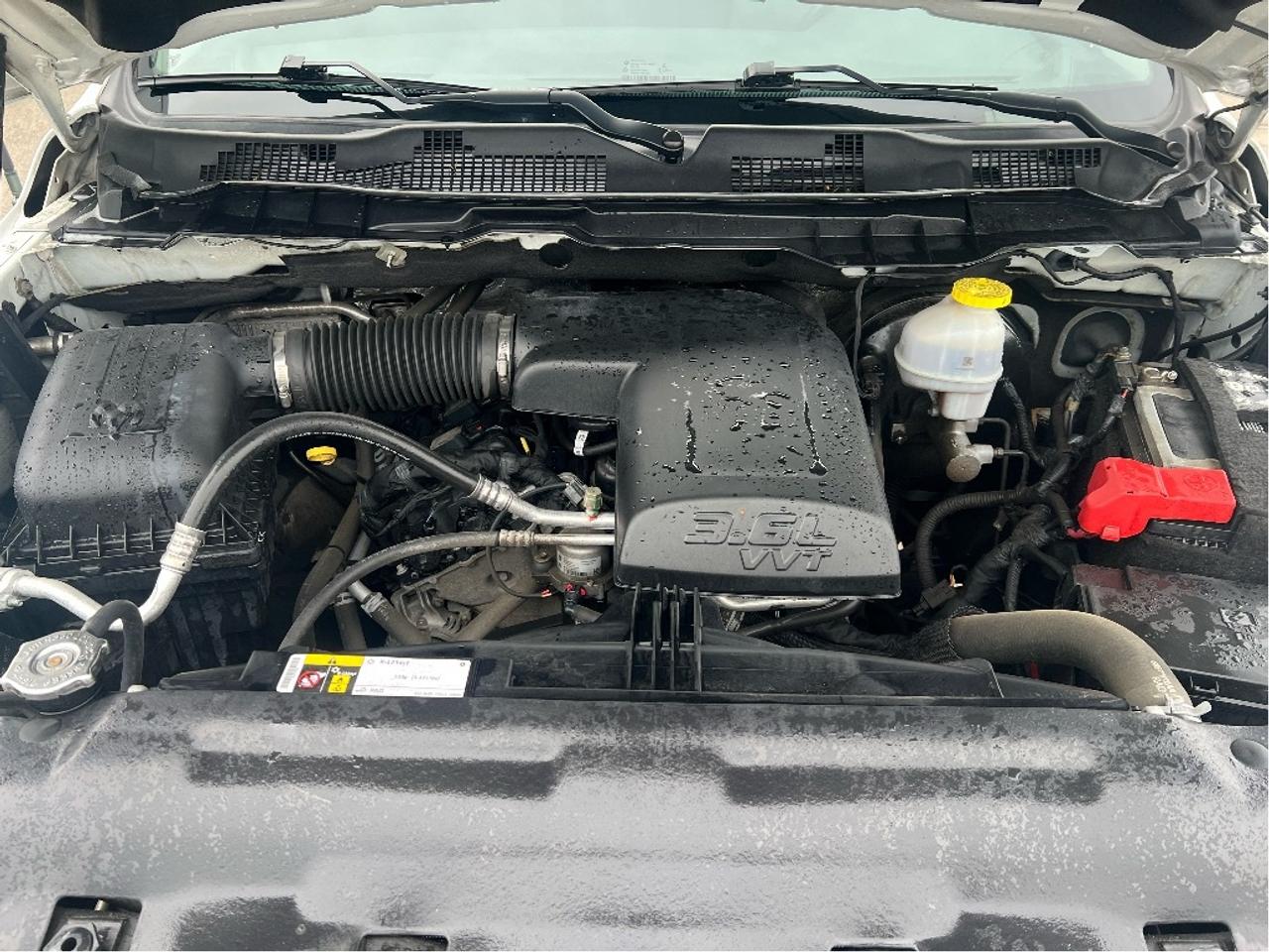 2023 RAM 1500 Classic Express Crew 4x4 V6 *CAP *LINER *HEATED SEATS Photo