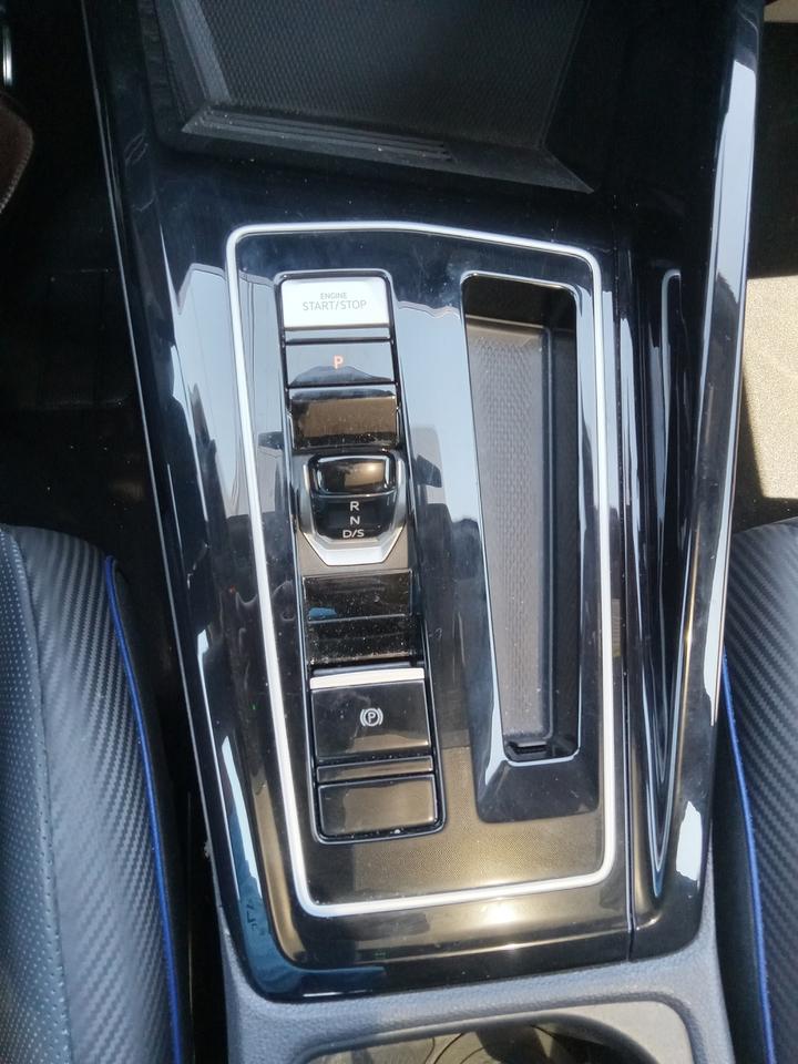 2025 Volkswagen Golf R BLACK EDITION Photo
