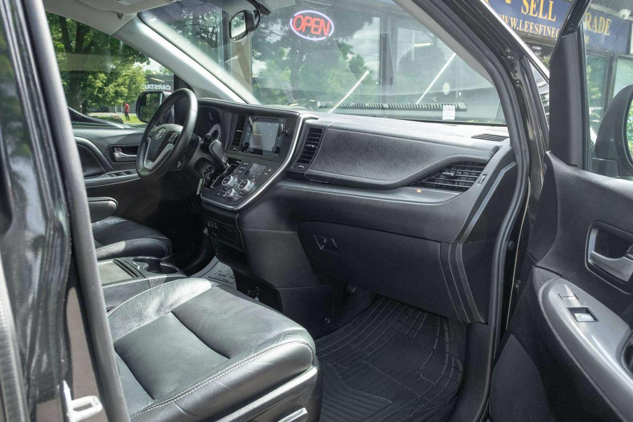 2017 Toyota Sienna SE 8-Passenger Photo