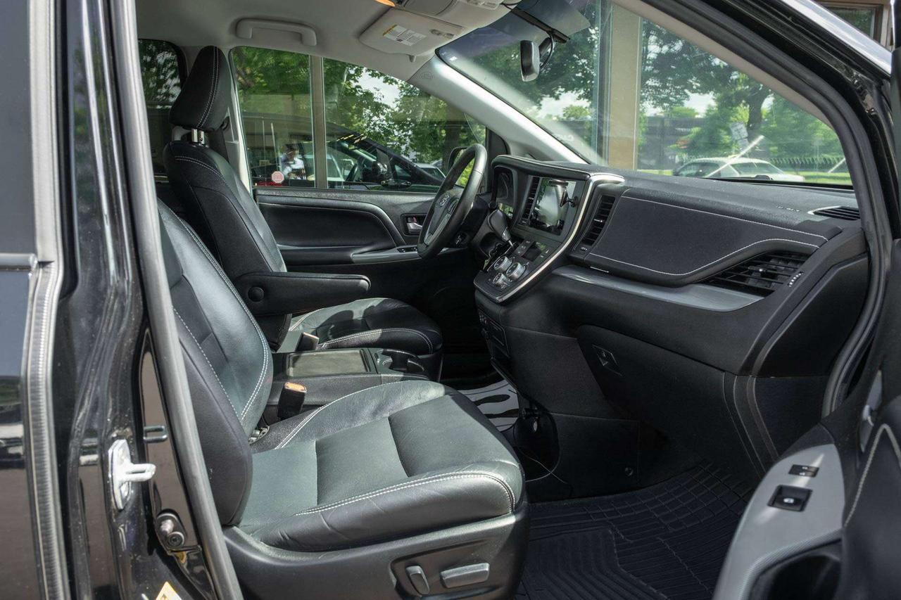 2017 Toyota Sienna SE 8-Passenger Photo