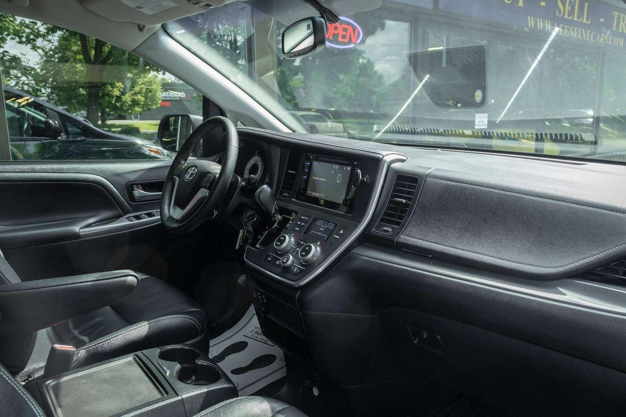 2017 Toyota Sienna SE 8-Passenger Photo